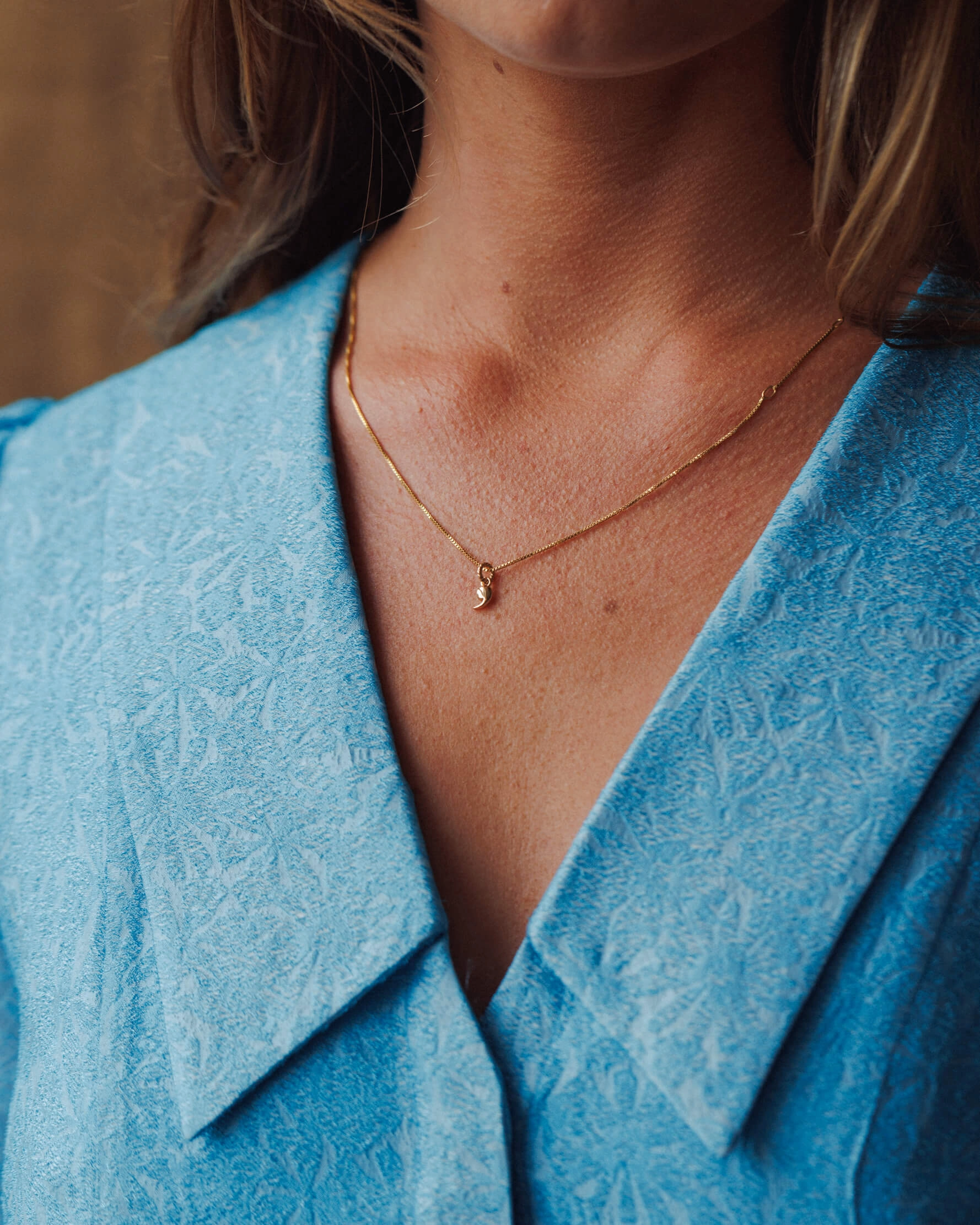 Glowing Feature Comma Charm