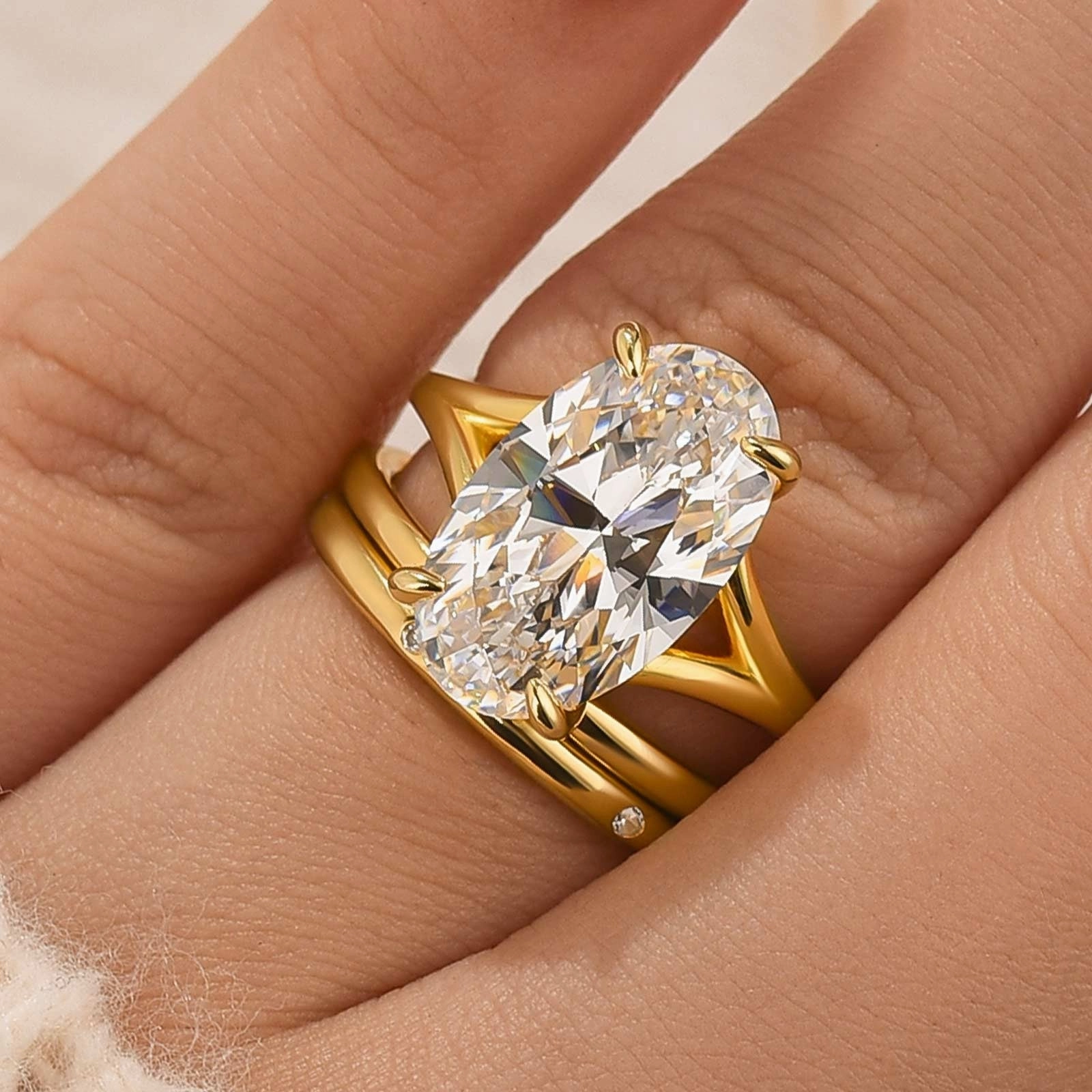 Gleaming Touch Classic Lines 3PC 5.0Ct Oval Cut Split Shank Wedding Ring Set With Two Simple Wedding Bands