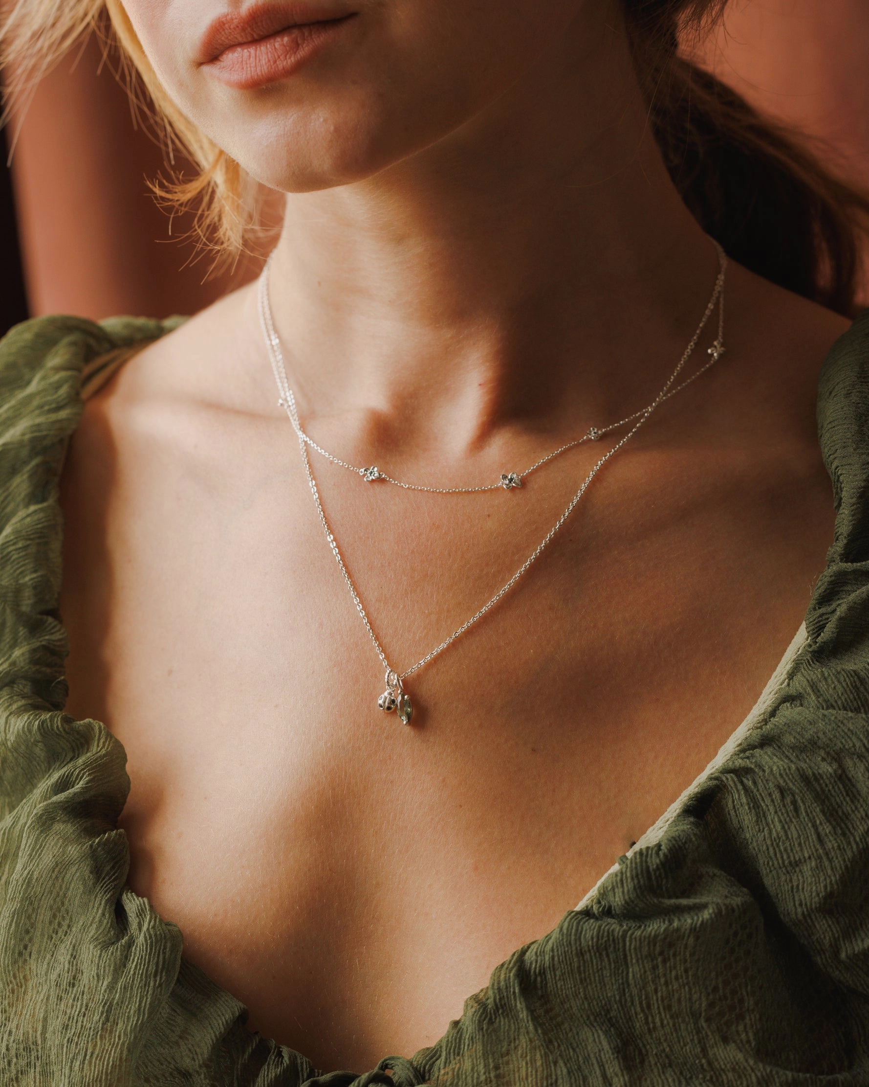 Stylish piece Glamorous Vibe Midnight Blossom Necklace