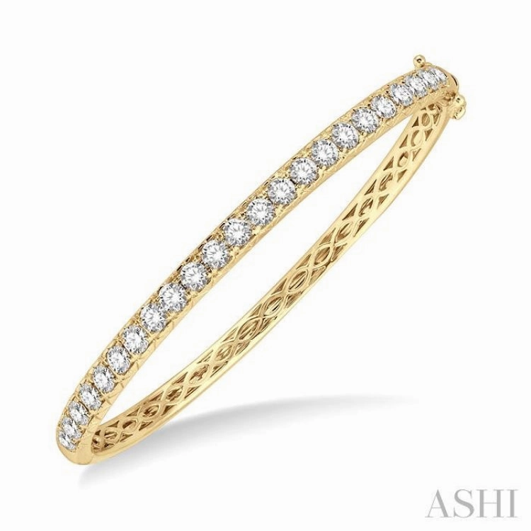 Conversation starter Artisan??s Story 3 Ctw Round Cut Diamond Bangle in 14K Yellow Gold