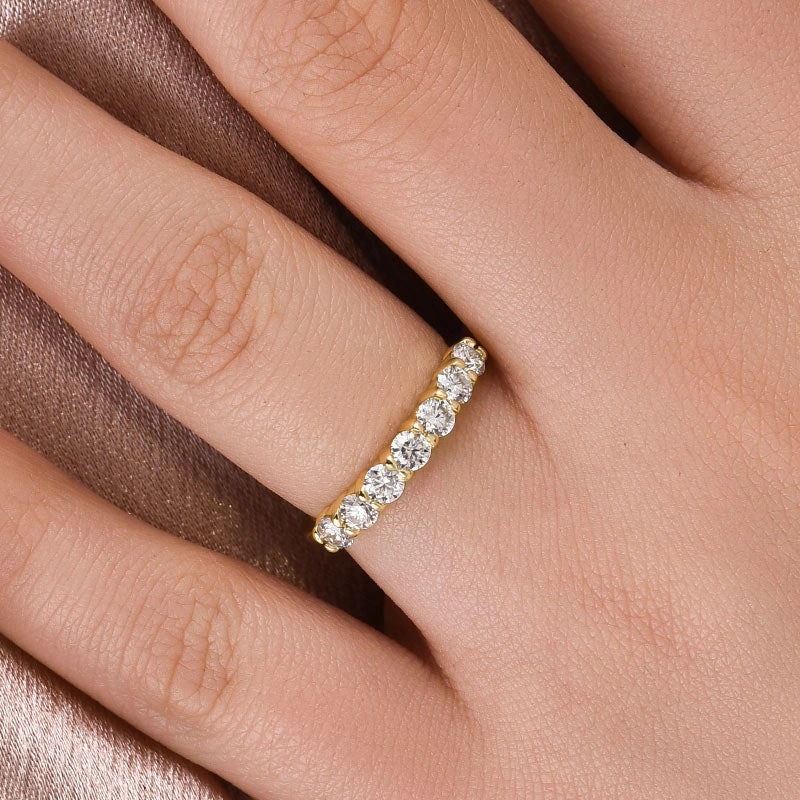 Louily Moissanite Classic Round Cut Wedding Band Cool feature