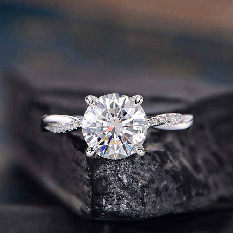 Distinctive Piece Louily 2.0 Carat Twist Round Cut Engagement Ring In Sterling Silver