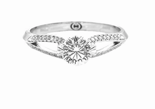 Modern Look 18 Karat White Gold Crisscut Round Slpit Shank Diamond Engagement Ring (.81cttw)