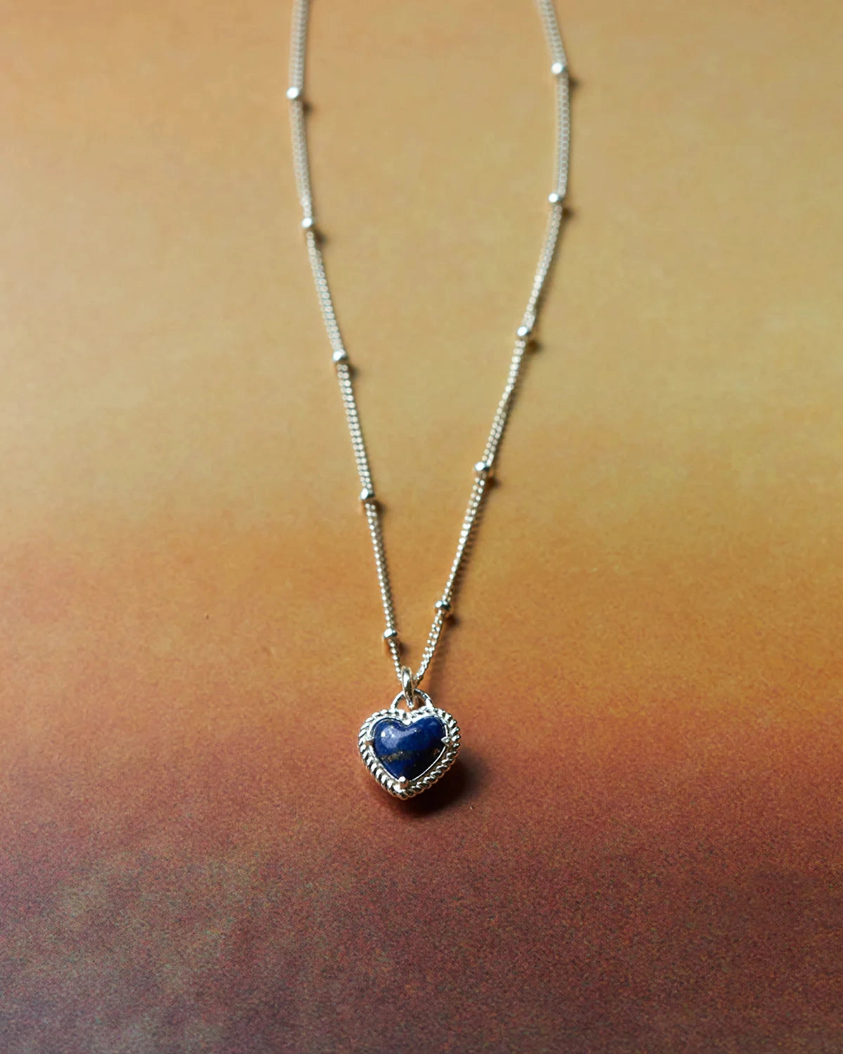 Minimal Highlight Chic Glance Lasso Heart Charm