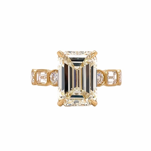 Pure Balance Handcrafted Style 18ky Emerald Cut Hidden Halo Engagement Ring (6.73cttw)