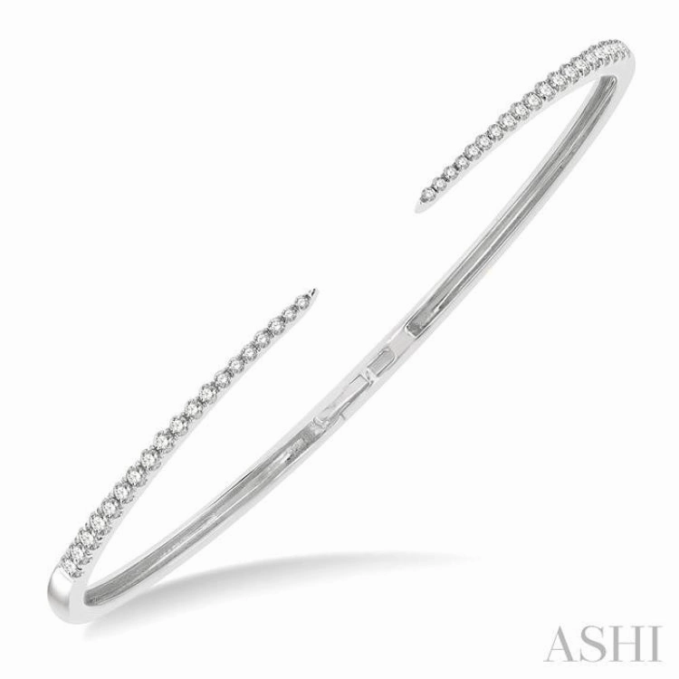 New Benchmark built to last 1/2 Ctw Round Cut Diamond Claw Cuff Bangle in 14K White Gold