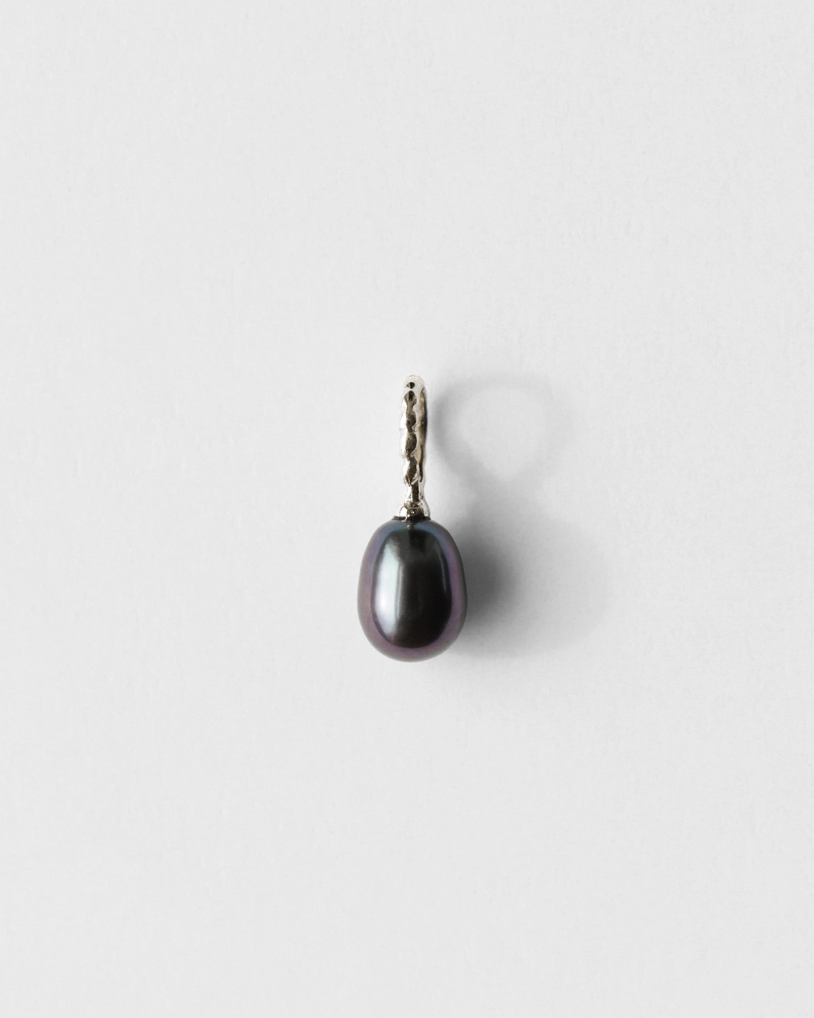 Modern Ornament Baby Black Pearl Charm