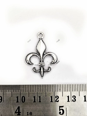 Silver Fleur de Lis charm silver vintage flower charm CHMS127 1 charm Chic Highlight
