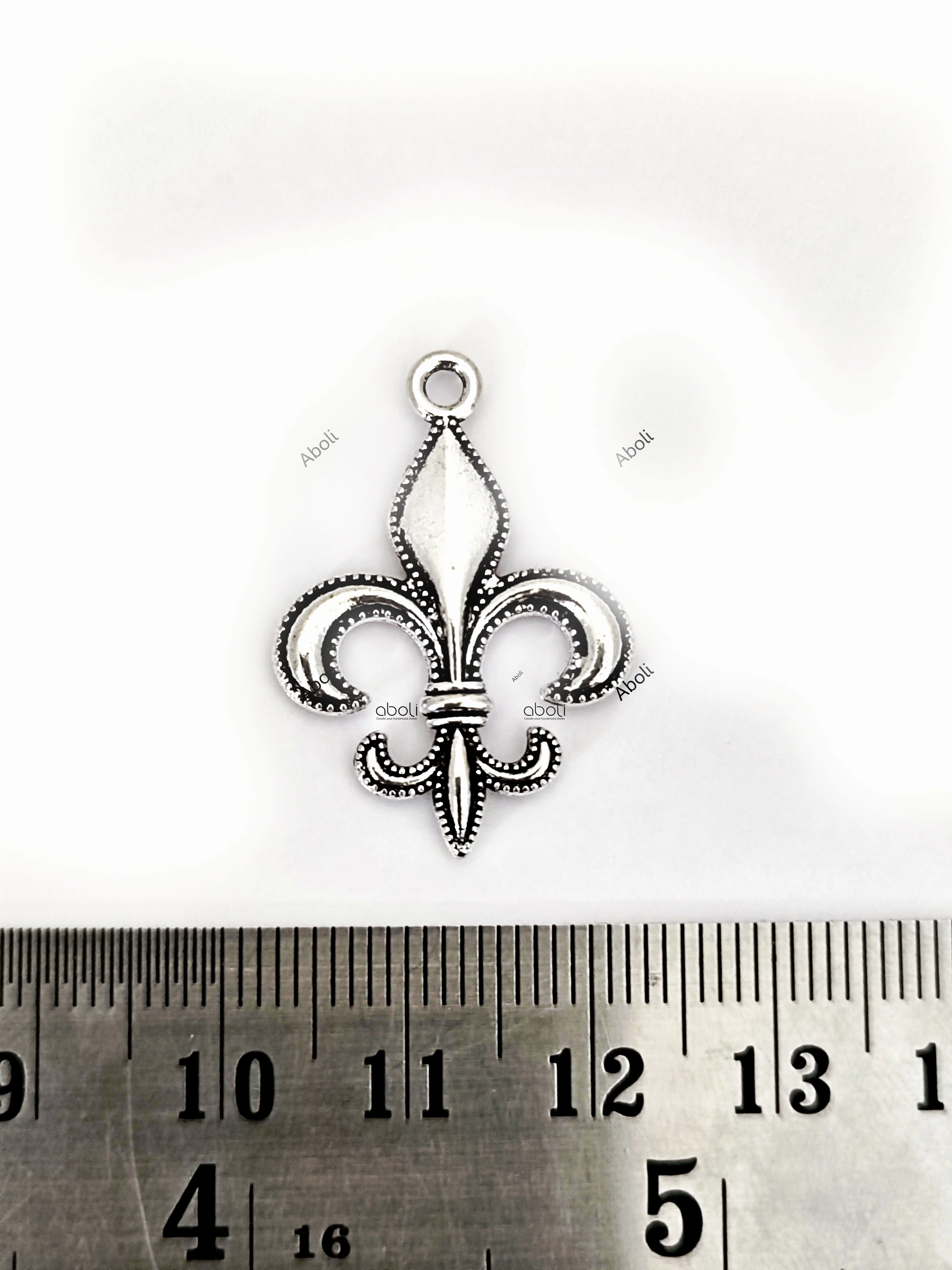 Silver Fleur de Lis charm silver vintage flower charm CHMS127 1 charm Chic Highlight