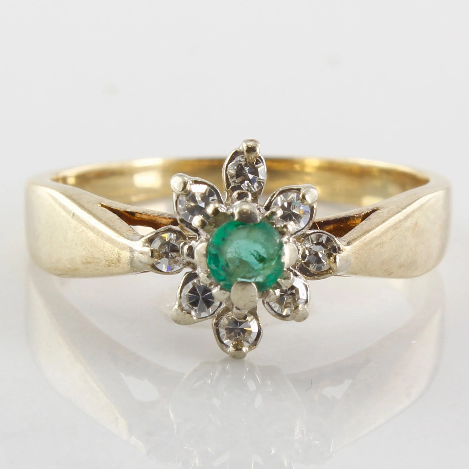 Exquisite Accent Floral Emerald & Diamond Ring | 0.16ctw, 0.16ct | SZ 7 |