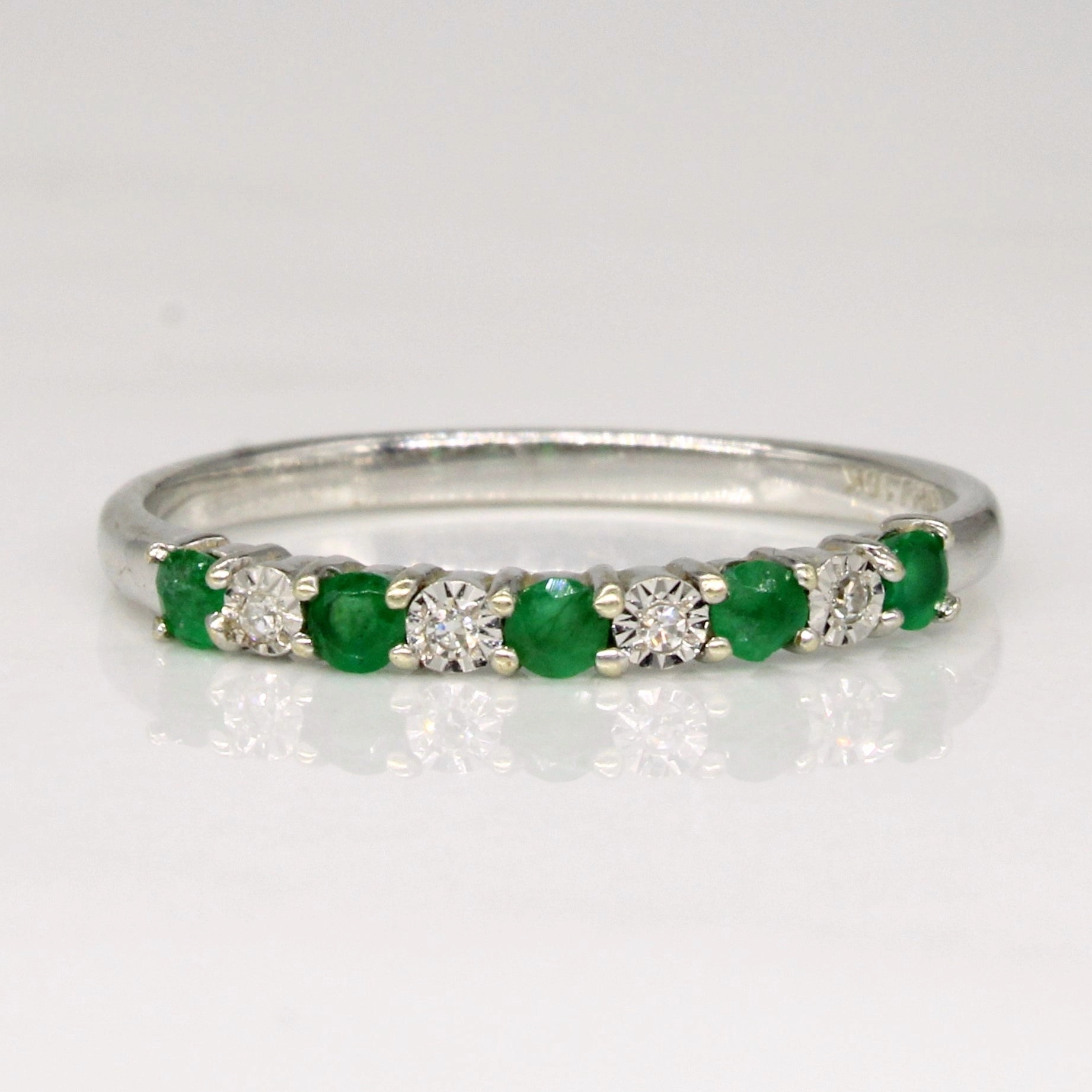 Clean Aesthetic Emerald & Diamond Ring | 0.15ctw, 0.02ctw | SZ 7.25 |